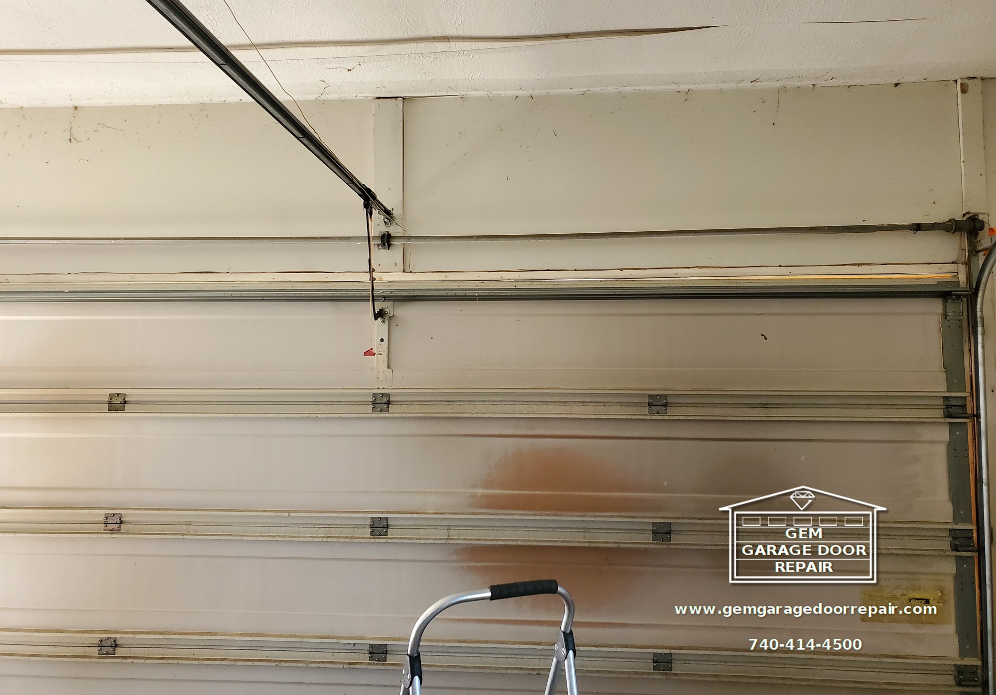 ¿Puedes levantar una puerta de garaje sin resortes?